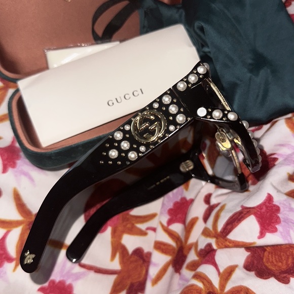 GUCCI rectangular Acetate sunglasses with pearls EXCELLENT CONDITION -AUTHENTIC - Picture 2 of 3
